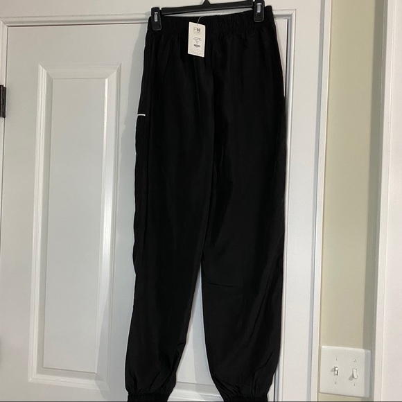 Fashion Nova windbreaker pants - Picture 4 of 5
